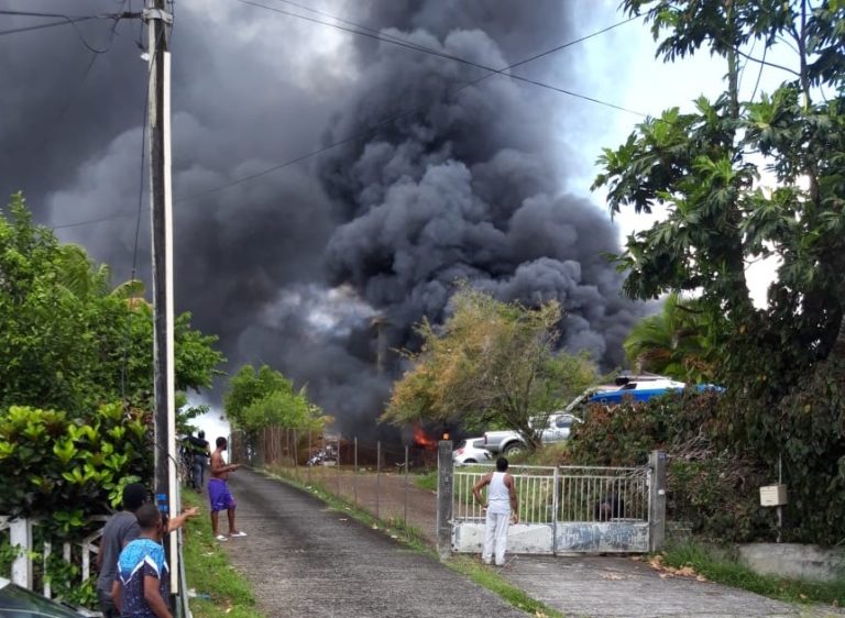 Spectaculaire incendie dans le garage d&rsquo;une maison située à Fort-de-France