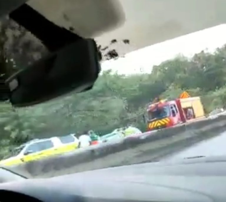 Un camion poubelle se couche sur le bas-côté sur la RN5 à Ducos (VIDÉO)