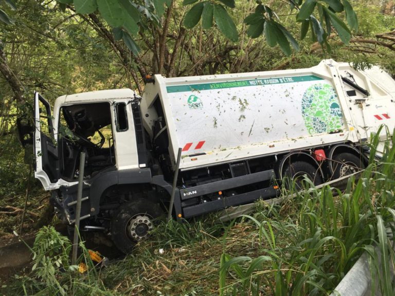Le camion poubelle accidenté sur Ducos en train d&rsquo;être retiré