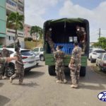 Des militaires qui distribuent des packs d'eau à Saint-James à Acajou Lamentin