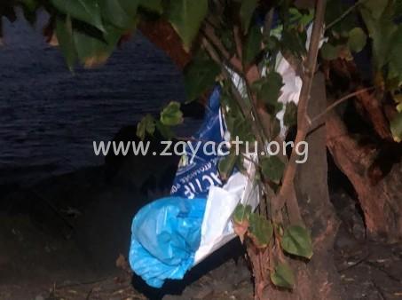 Déchets sur une plage au Carbet