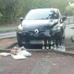 Déchets sur le parking d'une plage à Sainte-Luce