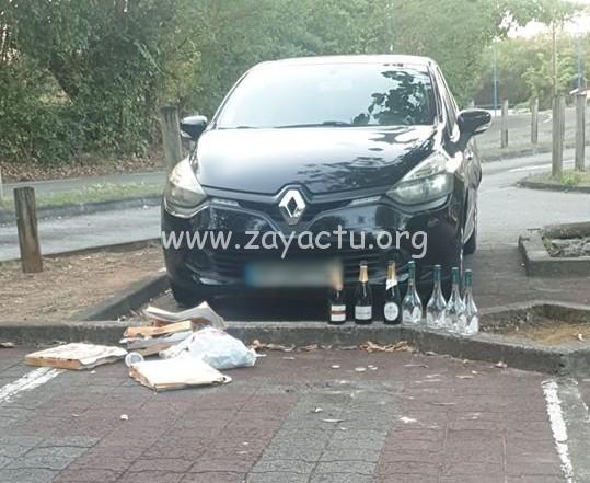 Déchets sur le parking d'une plage à Sainte-Luce