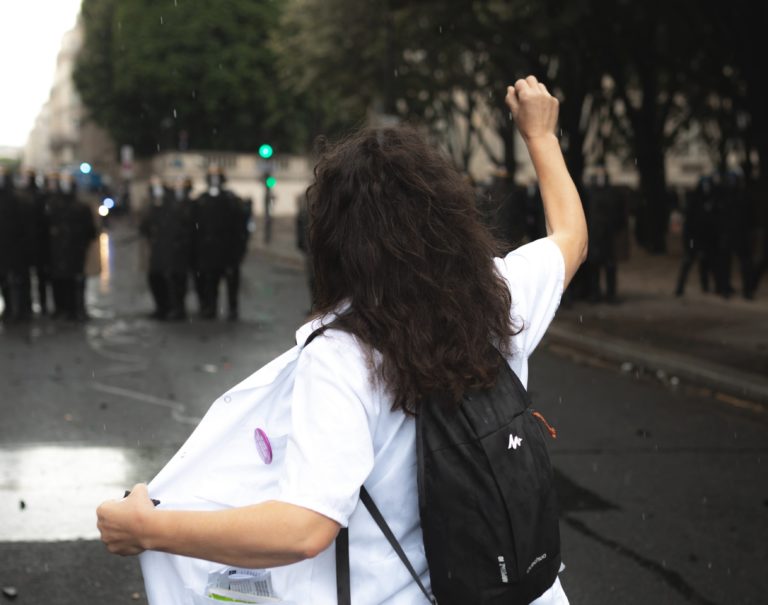L&rsquo;infirmière violemment interpellée par des policiers, placée en garde à vue
