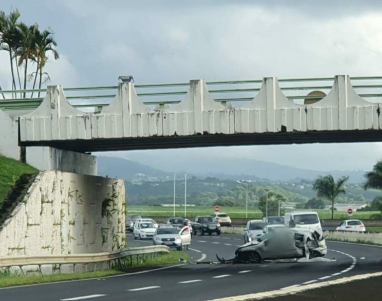 Spectaculaire accident de la route sous le pont de Carrère en direction de Ducos