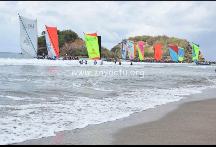 Une course de yoles à Sainte-Marie.
