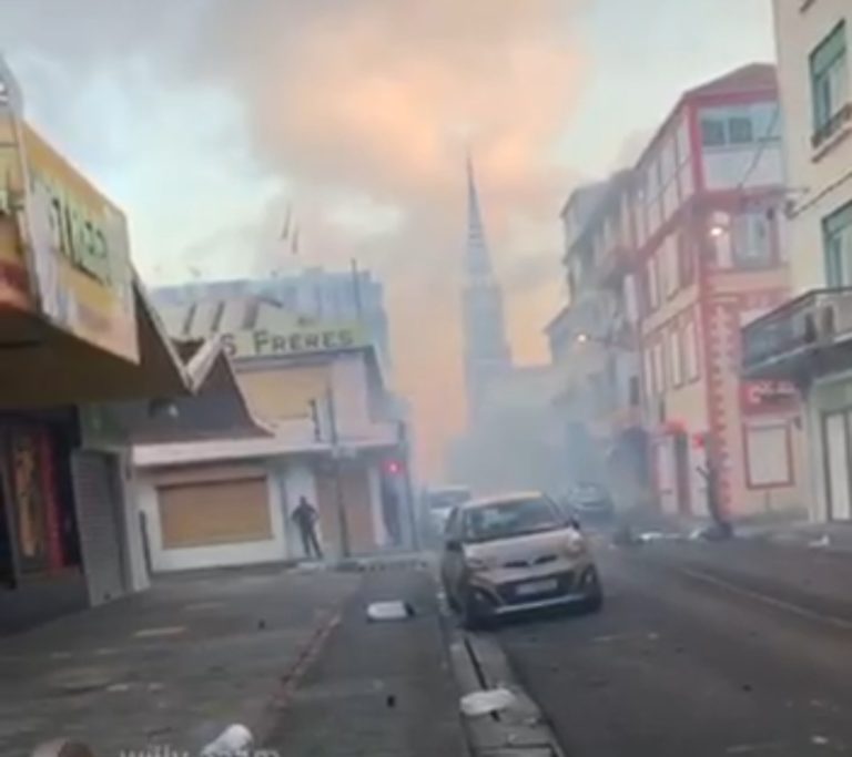 Gaz lacrymogène, jets de bouteilles et de pierres, les choses dérapent aux abords du commissariat de Fort-de-France