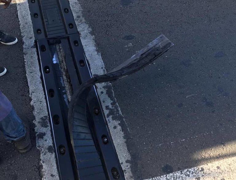 Un morceau de fer en plein milieu de la route au Lamentin qui a fait pas mal de dégâts