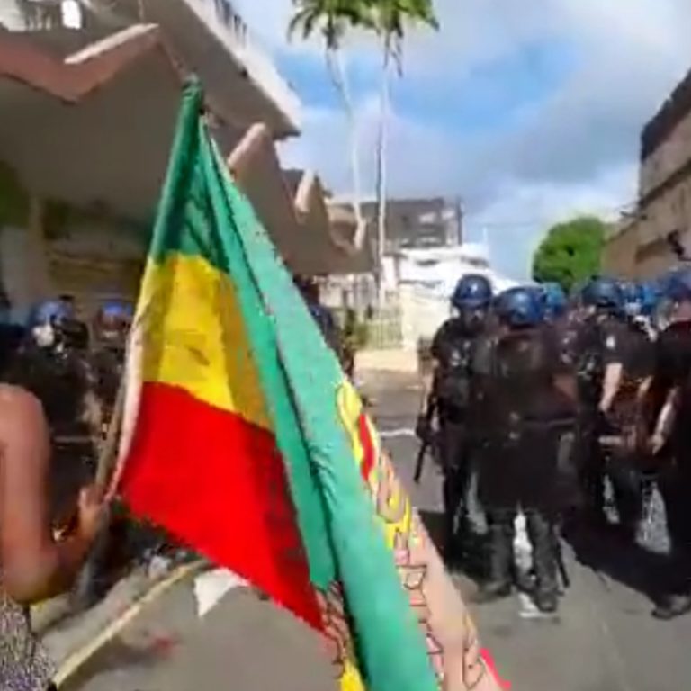 Mobilisation et tensions aux abords de l&rsquo;hôtel de police à Fort-de-France