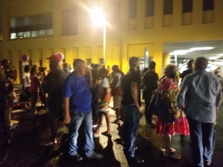 Suivi de l&rsquo;état de santé de Keziah : une IRM demandée par la famille, un groupe de personnes rassemblé devant les urgences