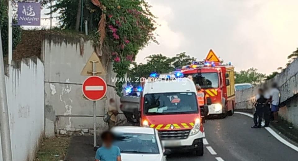Une voiture sur le toit sur la Rocade de Fort-de-France fait un blessé, ce lundi en fin d'après-midi