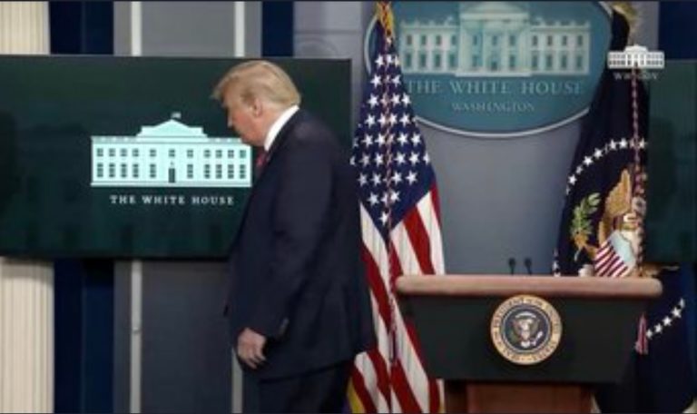 Donald Trump évacué de la salle de conférence de la Maison Blanche suite à des coups de feu à l&rsquo;extérieur