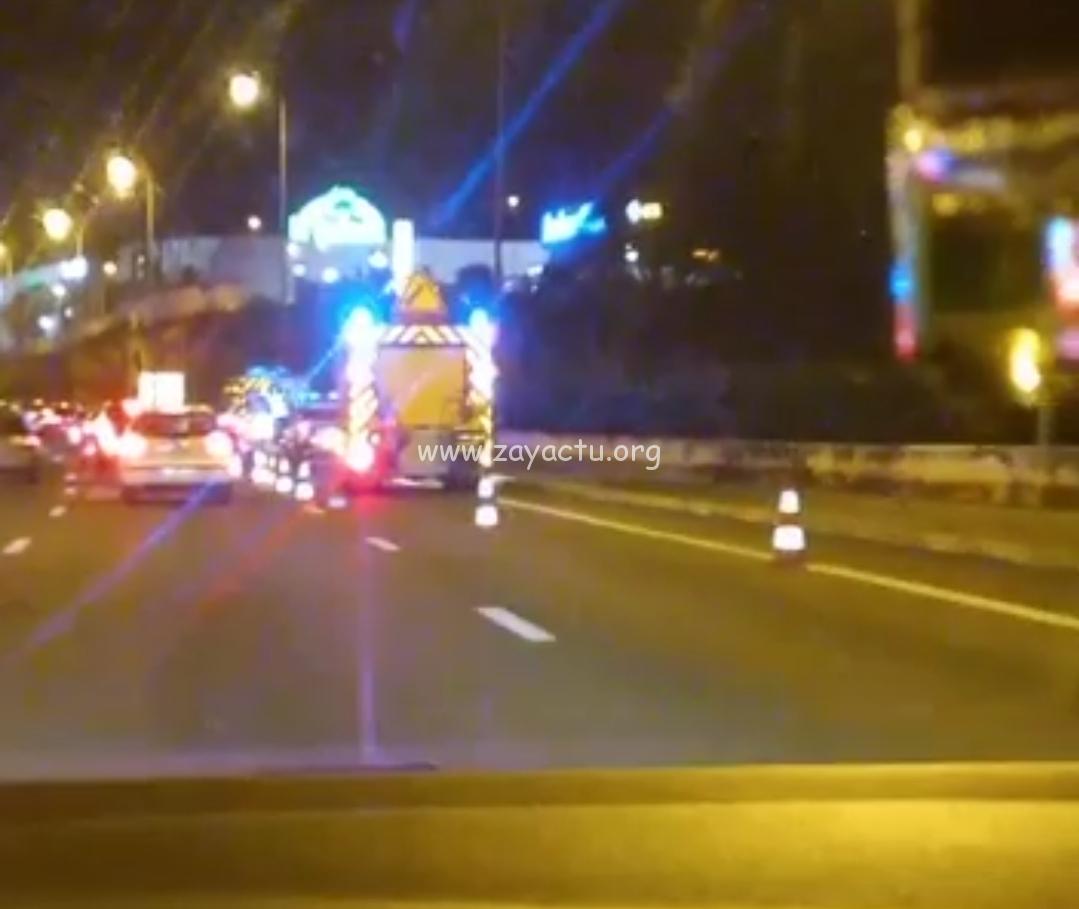 Une Collision Entre Une Moto Et Une Voiture Sur L Autoroute Fait Un Une Collision Entre Une Moto Et Une Voiture Sur L Autoroute Fait Un