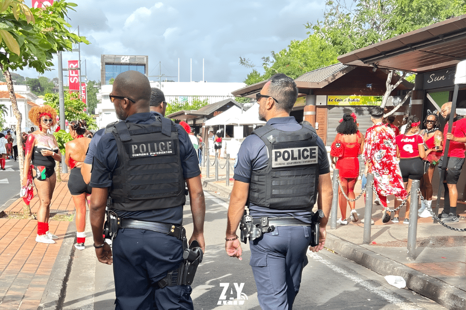 Policiers dans les rues de Fort-de-France, le mardi gras. Photo : police nationale de Martinique.