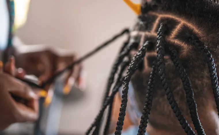 New York impose une formation obligatoire sur les cheveux afro et bouclés dans les écoles de coiffure