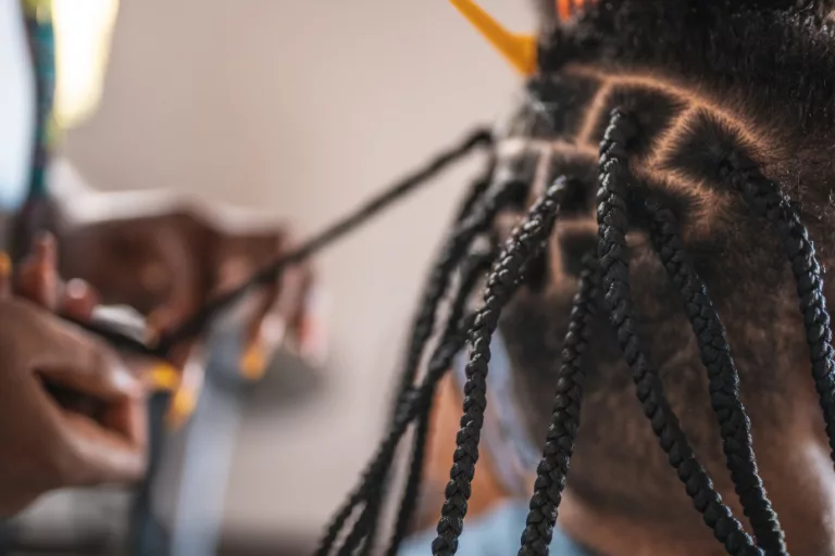 New York impose une formation obligatoire sur les cheveux afro et bouclés dans les écoles de coiffure