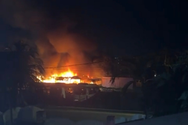 Incendie au Lamentin : quatre bus détruits dans un dépôt à Bois Carré