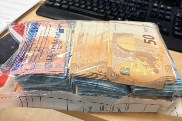 Plus de 31 000 euros saisis à l’aéroport et 83 grammes de crack découverts à Fort-de-France