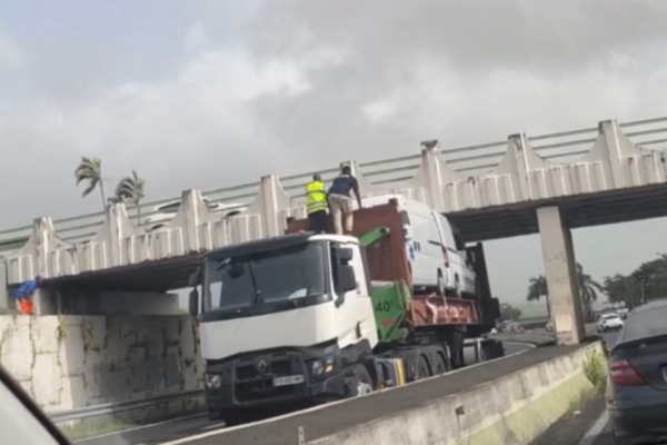 Un poids lourd reste bloqué sous le pont de Carrère, la circulation désormais rétablie vers le sud
