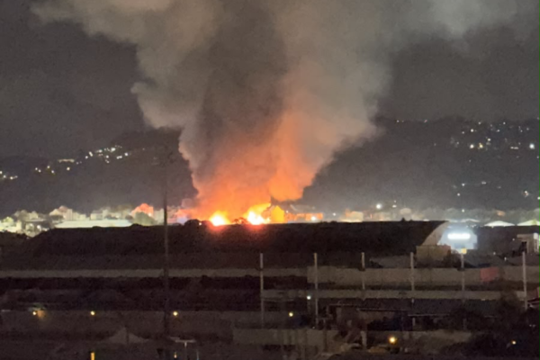 Un important incendie ravage un entrepôt de SODICAR au Lamentin