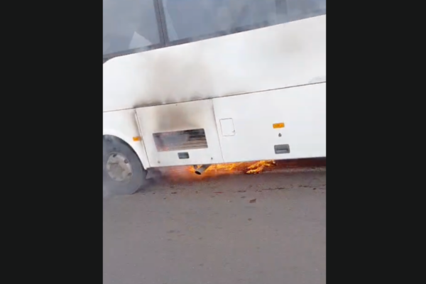 Un bus prend feu à Place d’Armes au Lamentin, la circulation fortement perturbée vers le Robert
