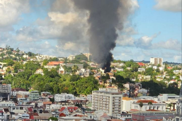 Fort-de-France : un violent feu d’habitation mobilise d’importants moyens de secours