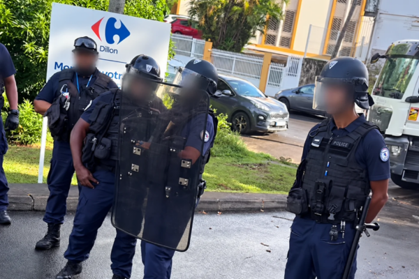 Le RPPRAC bloque le centre commercial Carrefour Dillon ce vendredi matin