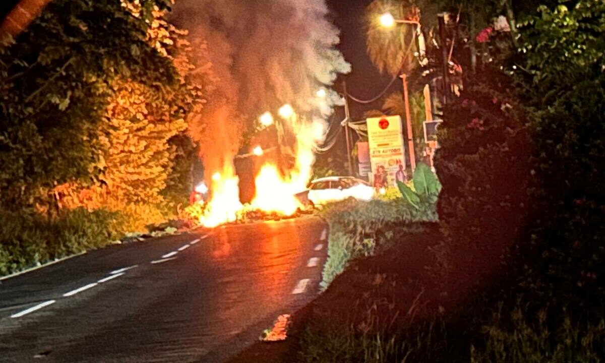 Barrage enflammé du côté de Pelletier au Lamentin