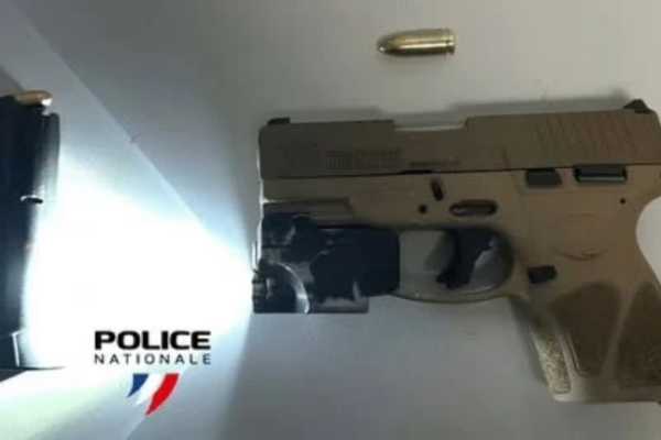 Fort-de-France : un homme interpellé avec un pistolet 9 mm chargé, équipé d’un laser et d’une lampe tactique