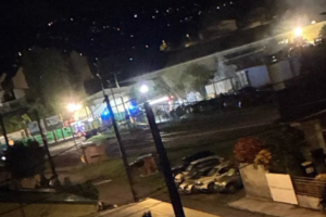 Martinique sous tension malgré le couvre-feu, des véhicules incendiés au Lamentin et trois adolescents blessés par balle à Ducos, dont un plus grièvement